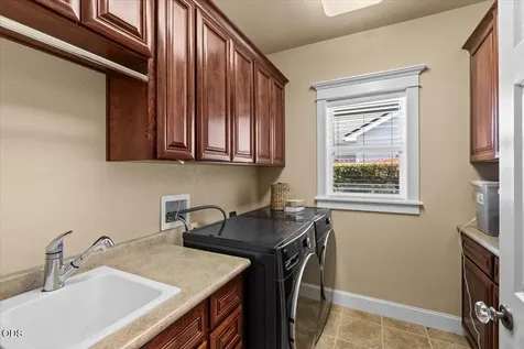 928 Buck Point Street Central Point OR 97502