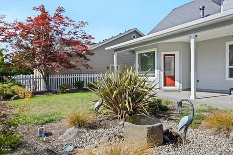 928 Buck Point Street Central Point OR 97502