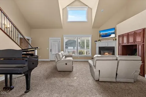 928 Buck Point Street Central Point OR 97502