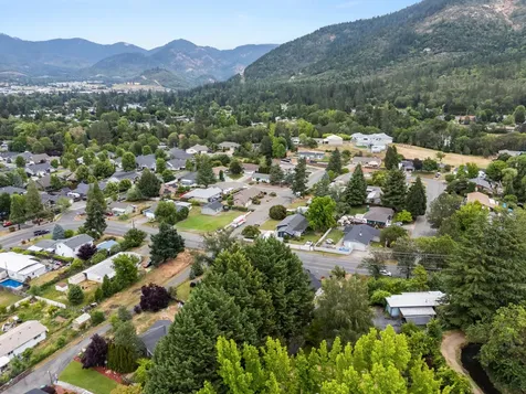 1449 Ben Aire Circle Grants Pass OR 97527