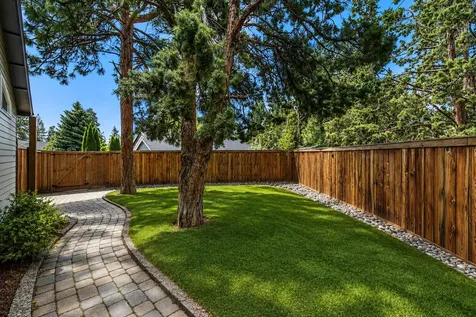 1652 NE Redrose Court Bend OR 97701