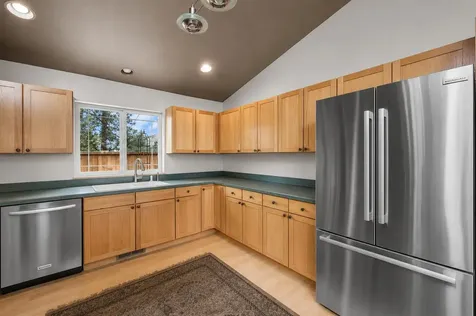 1652 NE Redrose Court Bend OR 97701