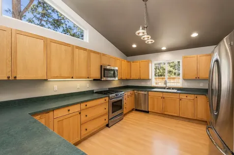 1652 NE Redrose Court Bend OR 97701