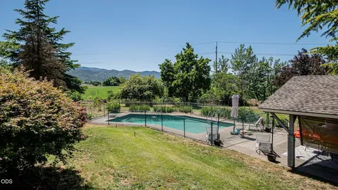 5247 Dobrot Way Central Point OR 97502
