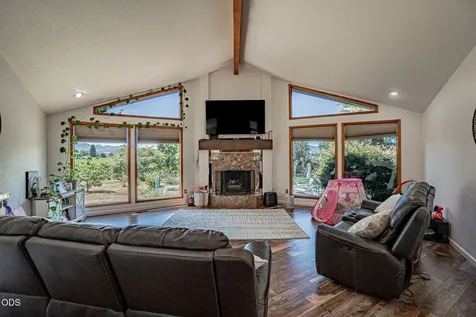 5247 Dobrot Way Central Point OR 97502