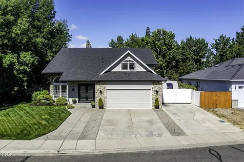 861 Mendolia Way Central Point OR 97502
