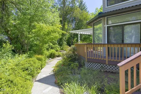 235 Glenoak Lane Grants Pass OR 97526