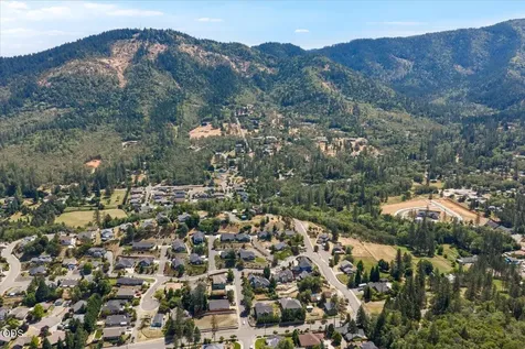 2391 Robertson Crest Grants Pass OR 97527