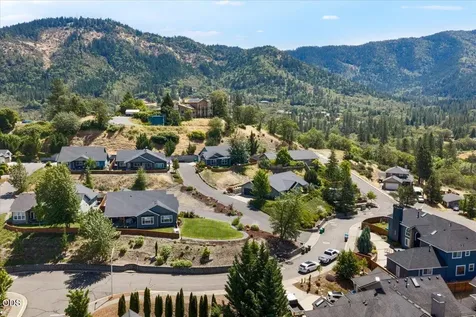 2391 Robertson Crest Grants Pass OR 97527