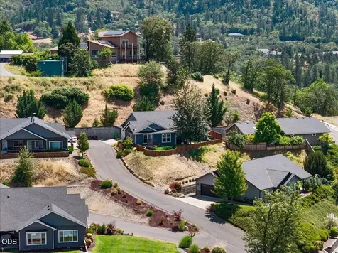 2391 Robertson Crest Grants Pass OR 97527