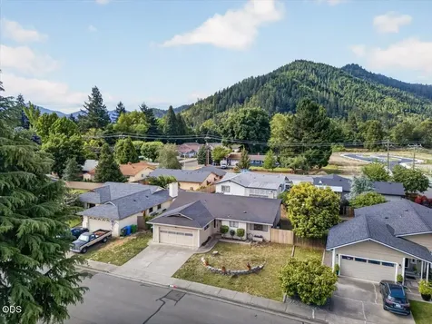102 Hickory Drive Rogue River OR 97537
