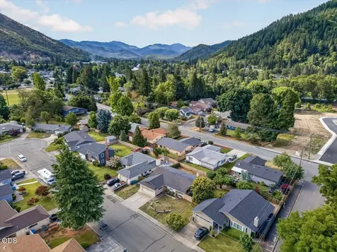 102 Hickory Drive Rogue River OR 97537