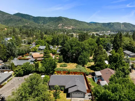 2503 NW Lassen Way Grants Pass OR 97526