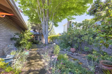 1325 NW Lawnridge Avenue Grants Pass OR 97526