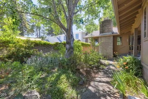 1325 NW Lawnridge Avenue Grants Pass OR 97526