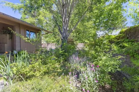 1325 NW Lawnridge Avenue Grants Pass OR 97526