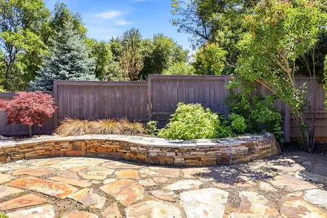 403 Briscoe Place Ashland OR 97520