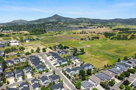 3775 Sidney Way Medford OR 97504