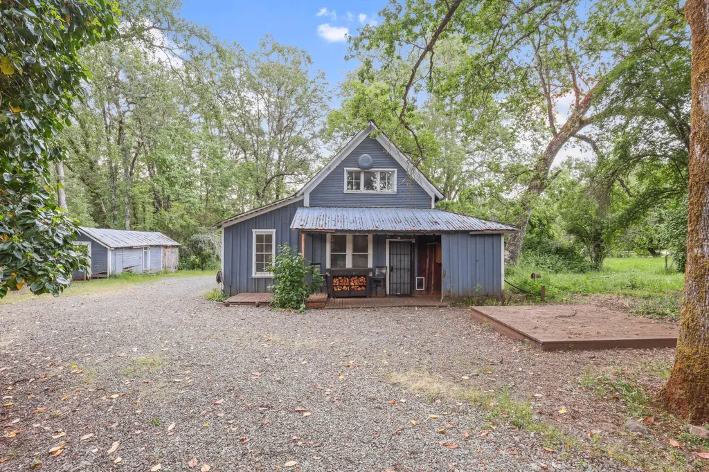 441 Tunnel Road Glendale OR 97442