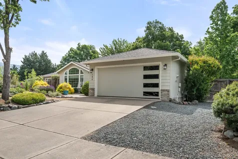 184 Meadow View Drive Phoenix OR 97535