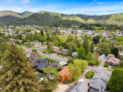 1432 NW Lawnridge Avenue Grants Pass OR 97526