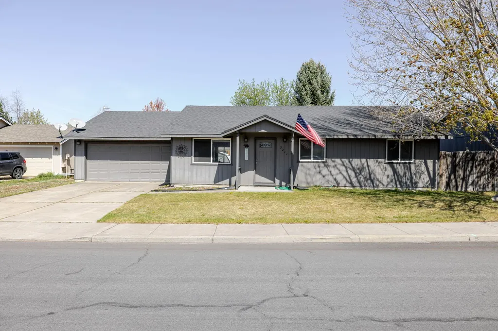 3211 SW Salmon Avenue Redmond OR 97756