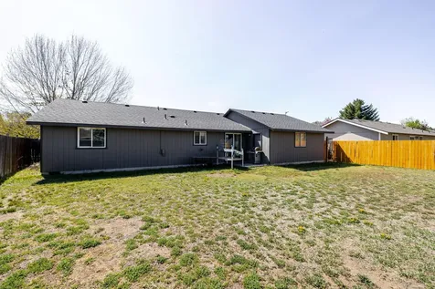 3211 SW Salmon Avenue Redmond OR 97756