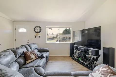 3211 SW Salmon Avenue Redmond OR 97756