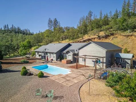 158 Rockingham Circle Eagle Point OR 97524