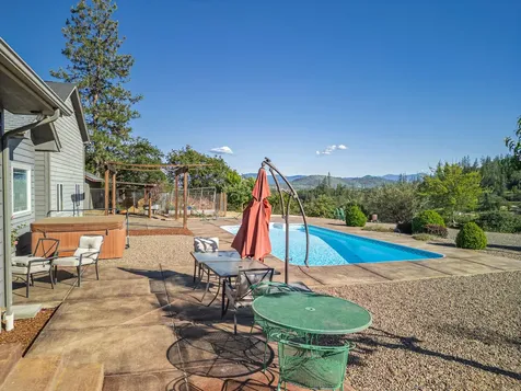 158 Rockingham Circle Eagle Point OR 97524