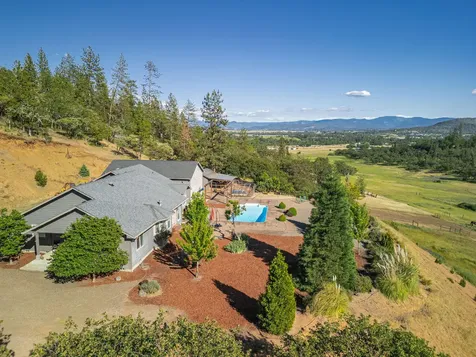 158 Rockingham Circle Eagle Point OR 97524
