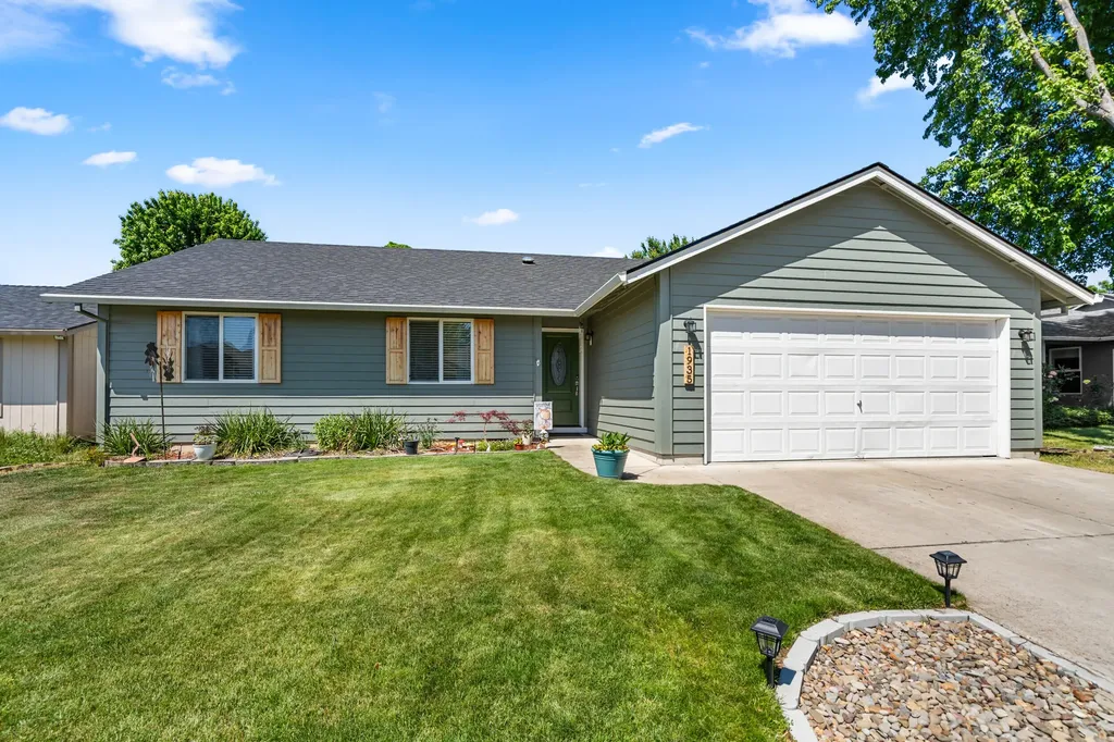 1935 Walnut Grove Lane Central Point OR 97502