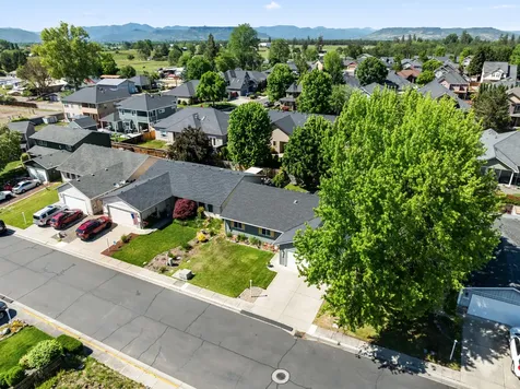 1935 Walnut Grove Lane Central Point OR 97502
