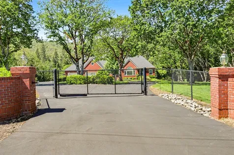 8993 John Day Drive Gold Hill OR 97525