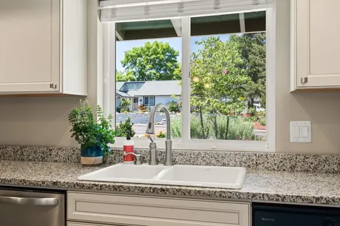 2642 Hawaiian Avenue Medford OR 97504