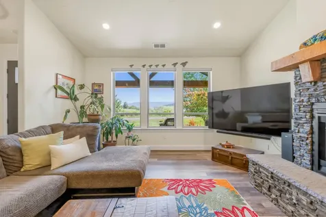 6914 Redstart Road Klamath Falls OR 97601