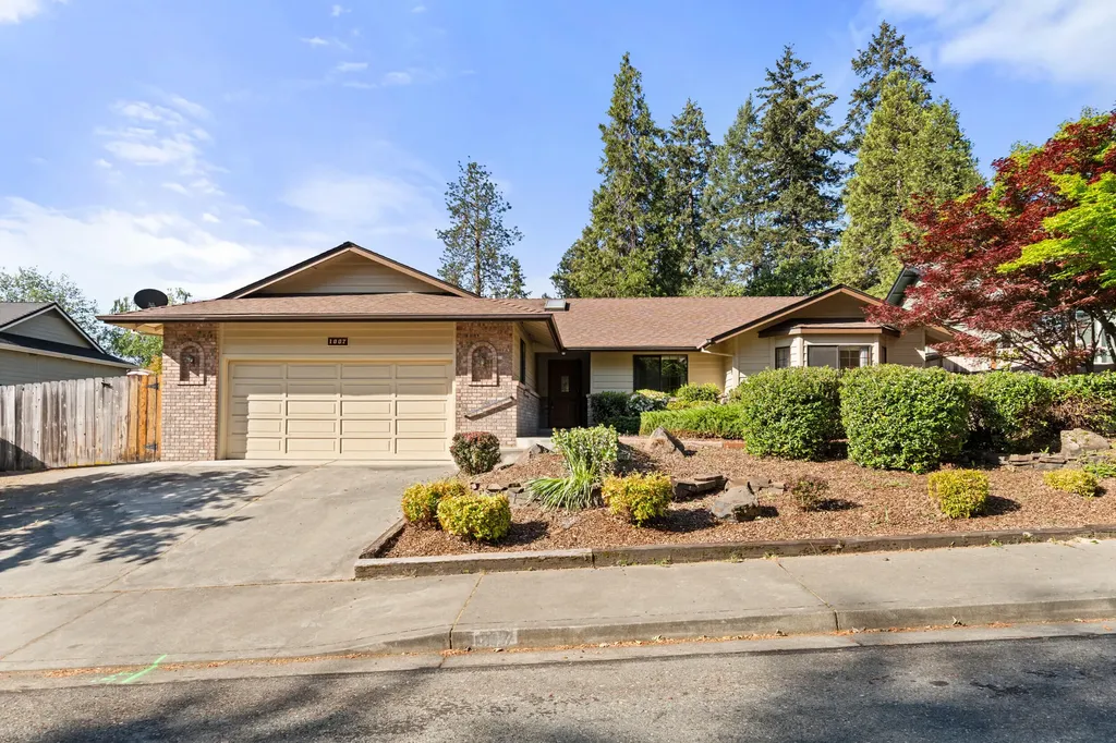 1007 NW Regent Drive Grants Pass OR 97526