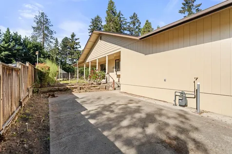 1007 NW Regent Drive Grants Pass OR 97526