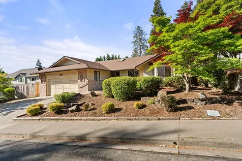 1007 NW Regent Drive Grants Pass OR 97526