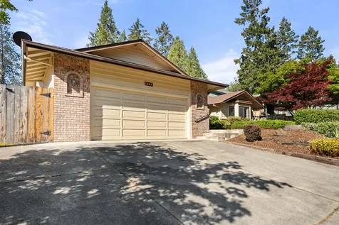 1007 NW Regent Drive Grants Pass OR 97526