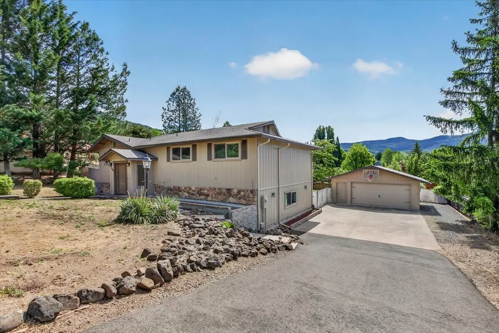 1568 Angelcrest Drive Medford OR 97504