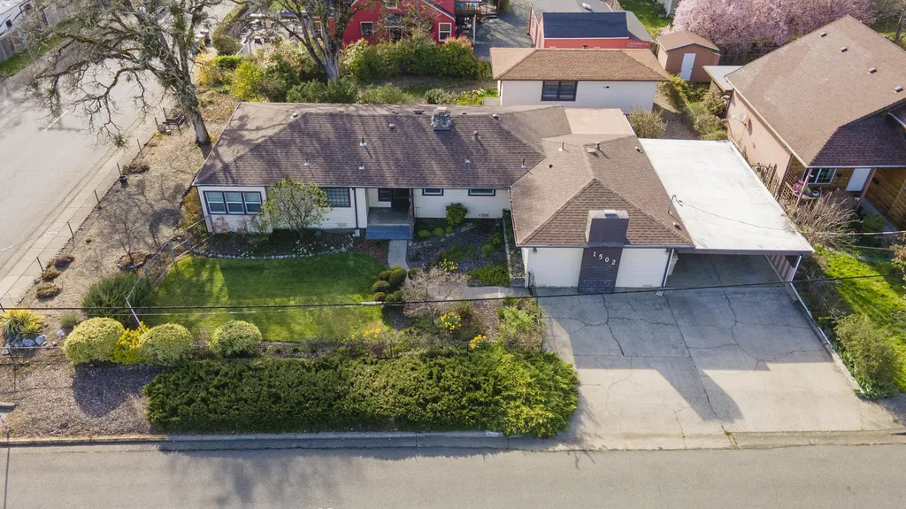 1502 NW Lawnridge Avenue Grants Pass OR 97526