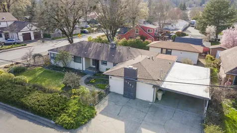 1502 NW Lawnridge Avenue Grants Pass OR 97526