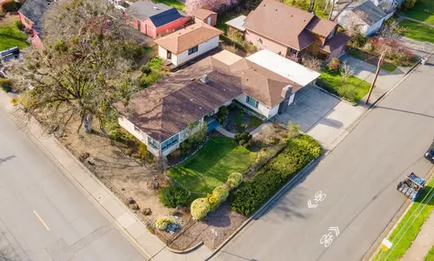 1502 NW Lawnridge Avenue Grants Pass OR 97526