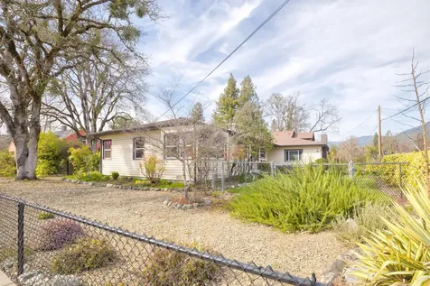 1502 NW Lawnridge Avenue Grants Pass OR 97526