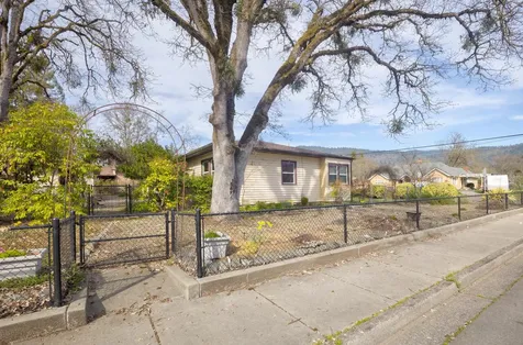 1502 NW Lawnridge Avenue Grants Pass OR 97526
