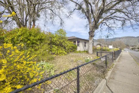 1502 NW Lawnridge Avenue Grants Pass OR 97526