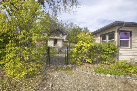 1502 NW Lawnridge Avenue Grants Pass OR 97526