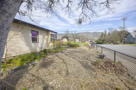 1502 NW Lawnridge Avenue Grants Pass OR 97526
