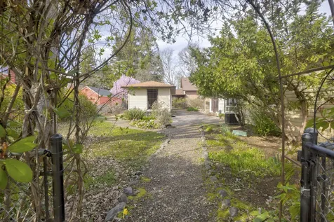 1502 NW Lawnridge Avenue Grants Pass OR 97526
